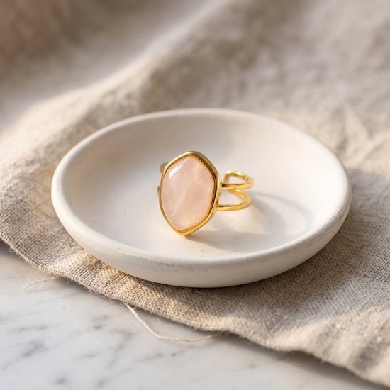 Lundholm Rosan ring goud roze gedragen