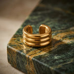 Lundholm Soof earcuff goud productfoto — premium stainless steel oorclip dames Scandinavisch