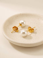 Lundholm Perla Oorbellen Close-up - Premium Parel Gold PVD