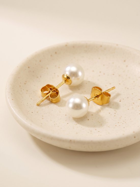 Lundholm Perla Oorbellen Close-up - Premium Parel Gold PVD