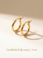 Lundholm Eefje minihoops 1 cm goud op oor — gedragen lifestyle close-up tweede gaatje