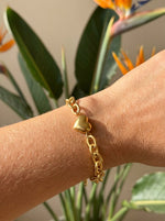 Lundholm Yve armband detail — grove schakels met hart hanger goudkleurig