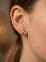 Lundholm Aya bloem oorknopjes detail — verfijnde bloem studs Scandinavisch design