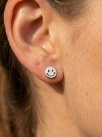 Lundholm Kaya smiley oorknopjes zilver — detail happy face oorbellen Scandinavisch design