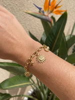 Lundholm Frida bedelarmband close-up — gold PVD plated stainless steel charms