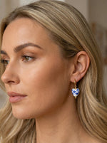 Lundholm Marie oorbellen goud met Delfts blauw hartje hanger draagvoorbeeld