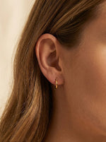 Lundholm Eefje minihoops goud 1 cm — close-up productfoto verguld stainless steel Scandinavisch design