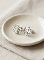 Lundholm Aya bloem oorknopjes alternatief aanzicht — stainless steel sieraad dames