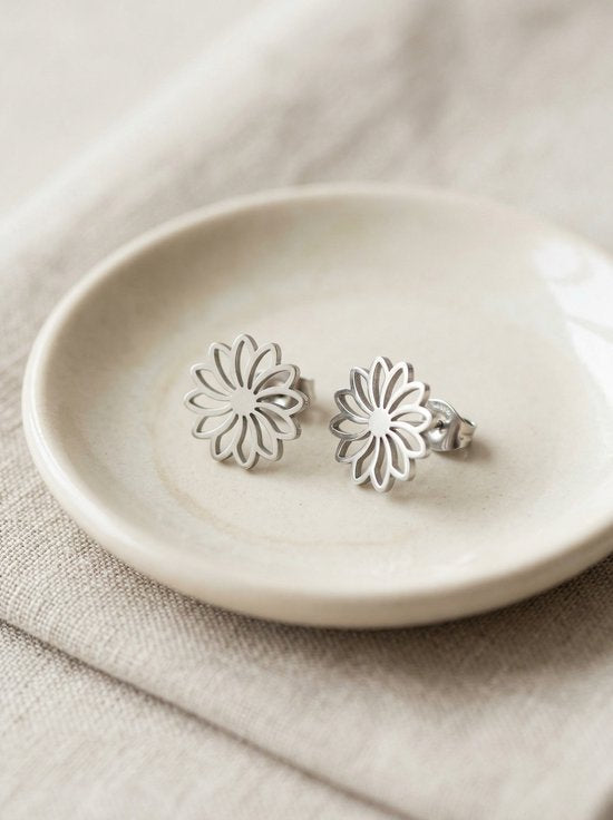 Lundholm Aya bloem oorknopjes alternatief aanzicht — stainless steel sieraad dames
