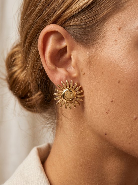 Lundholm Soley oorbellen dames goudkleurig — smiling sun statement studs Scandinavisch design