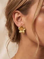 Lundholm Camellia Bloem Oorbellen Detail - Goudkleurig Stainless Steel