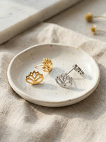 Lundholm Oline lotus oorknopjes lifestyle — elegante symbolische damesoorbellen cadeau