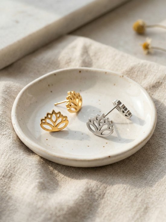 Lundholm Oline lotus oorknopjes lifestyle — elegante symbolische damesoorbellen cadeau