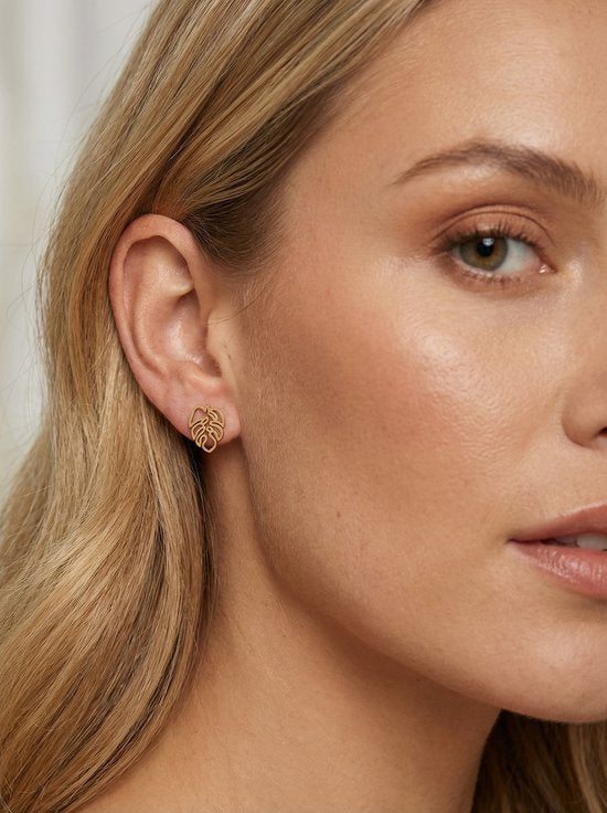 Lundholm Tropisk tropical flower oorknopjes goud detail — PVD plated stainless steel studs