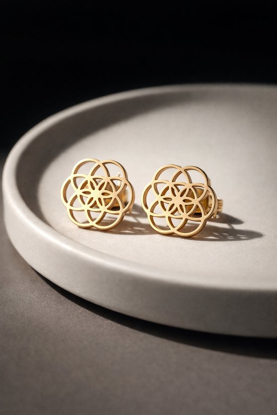 Lundholm Pia oorknopjes goud Bloem des Levens — close-up bloem-design titanium staal