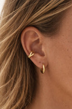 Lundholm Liz earcuff goud detail — geometrisch design oorrand klem Scandinavisch