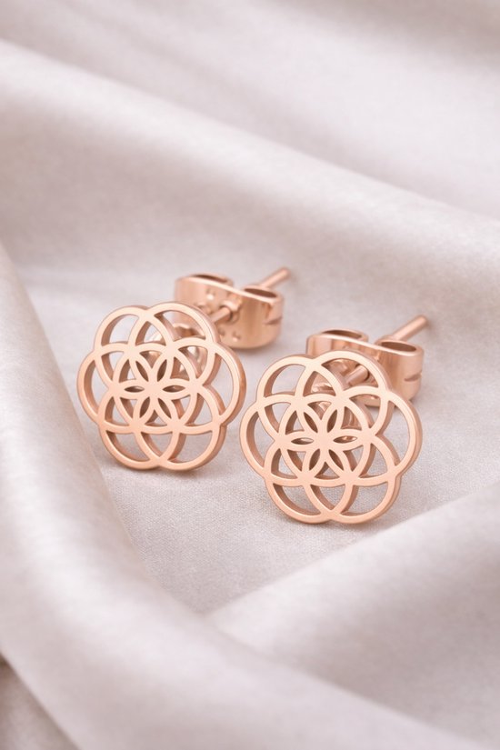 Lundholm Pia oorknopjes roségoud Bloem des Levens — detail Flower of Life PVD plated