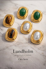 Lundholm Cleo oorbellen close-up — vintage gold plated stainless steel oorstekers