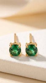 Lundholm Grace oorknopjes Mei Birthstone smaragd groen — geboortesteen oorbellen Scandinavisch design