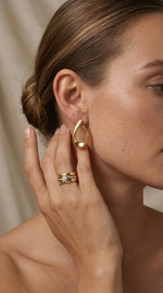 Model draagt de Lundholm Silja ring goudkleurig