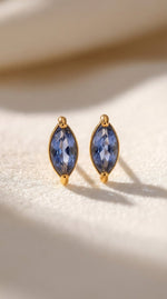 Lundholm Grace oorknopjes September Birthstone saffier blauw — PVD gold plated geboortesteen studs
