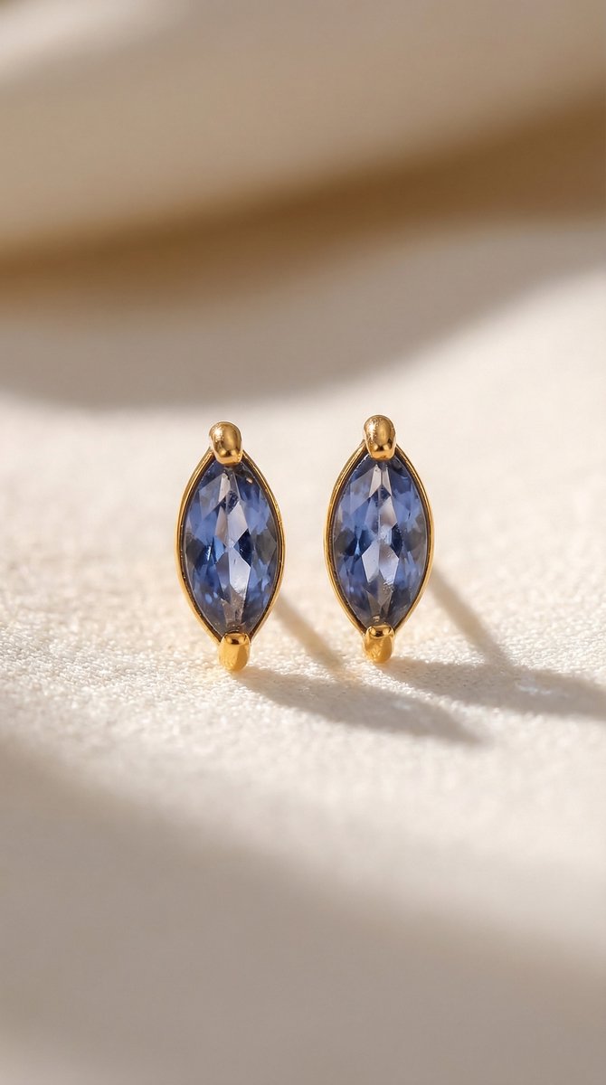 Lundholm Grace oorknopjes September Birthstone saffier blauw — PVD gold plated geboortesteen studs