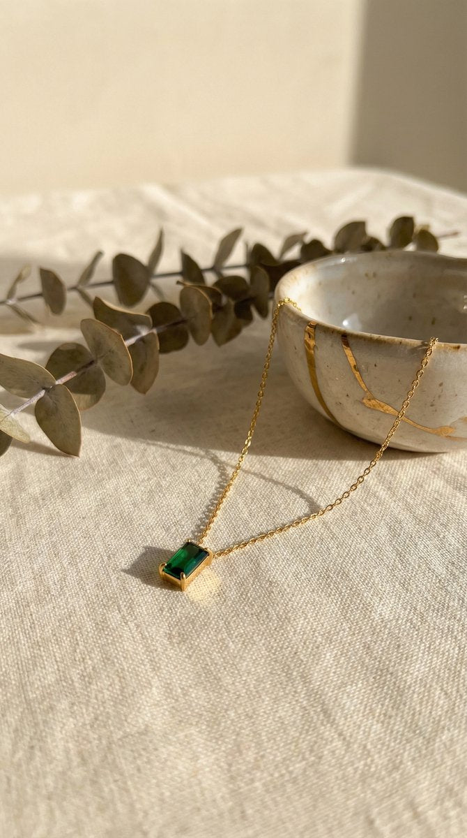 Lundholm Aurelia ketting goud groene steen — detail hanger close-up
