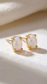 Lundholm Grace oorknopjes Oktober Birthstone imitatieparel — crème-wit geboortesteen oorbellen damessieraad