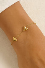 Lundholm Elora hartjes armband goudkleurig, gedragen