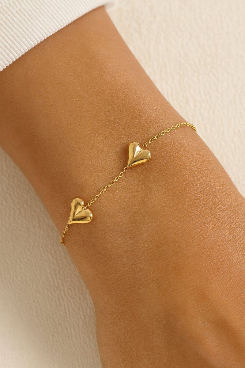 Lundholm Elora hartjes armband goudkleurig, gedragen