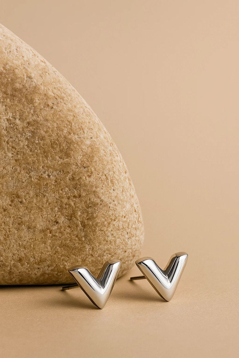 Lundholm Viva V-vorm oorknopjes zilverkleurig, sfeerbeeld