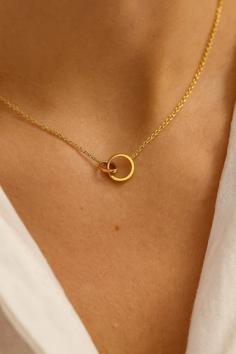 Lundholm Sofia – Ketting met Verbonden Ringen – Goudkleurig