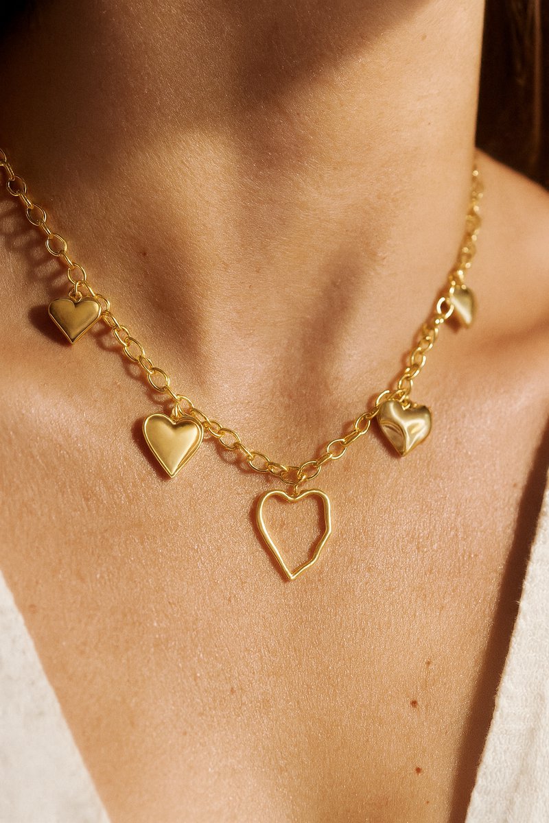Lundholm Ketting Dames Statement Bedel Jewellery – Premium Stainless Steel Goud Verguld Hartjes Hanger – My Nord Serie – Goudkleurige Statement Ketting met Hartjes Hangers (40 + 5 cm) – Waterproof & Hypoallergeen – Inclusief Luxe Geschenkverpakking