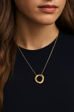 Model draagt de Lundholm Cila ketting goudkleurig