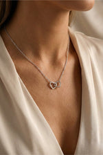 Model draagt de Lundholm Melia ketting zilverkleurig