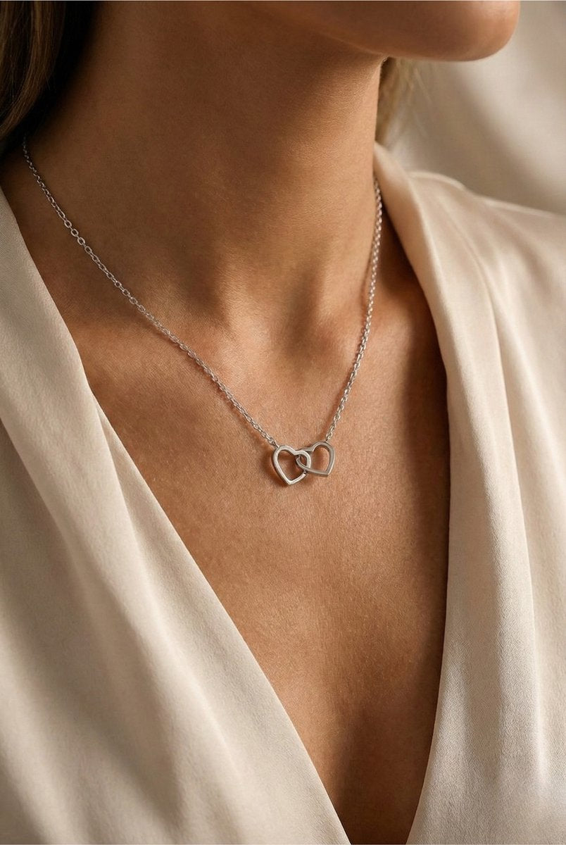 Model draagt de Lundholm Melia ketting zilverkleurig