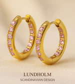 Lundholm Gold Plated Luxe Oorbellen Dames Allergievrij - Oorringen Zirkonia Steentjes Roze - Premium Stainless Steel Waterproof & Hypoallergeen - Vrouwen Cadeautjes kerst kadootje - Scandinavisch Design
