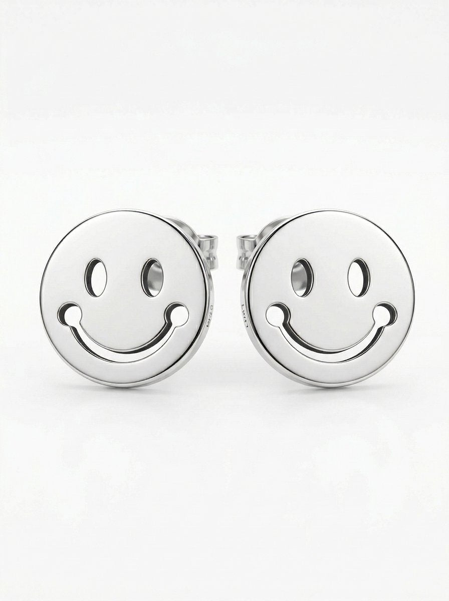 Lundholm Kaya smiley oorknopjes zilver — stainless steel PVD silver plated studs damessieraad