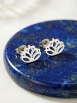 Lundholm Oline lotus oorknopjes zilver — betekenisvol stainless steel oorknopjes