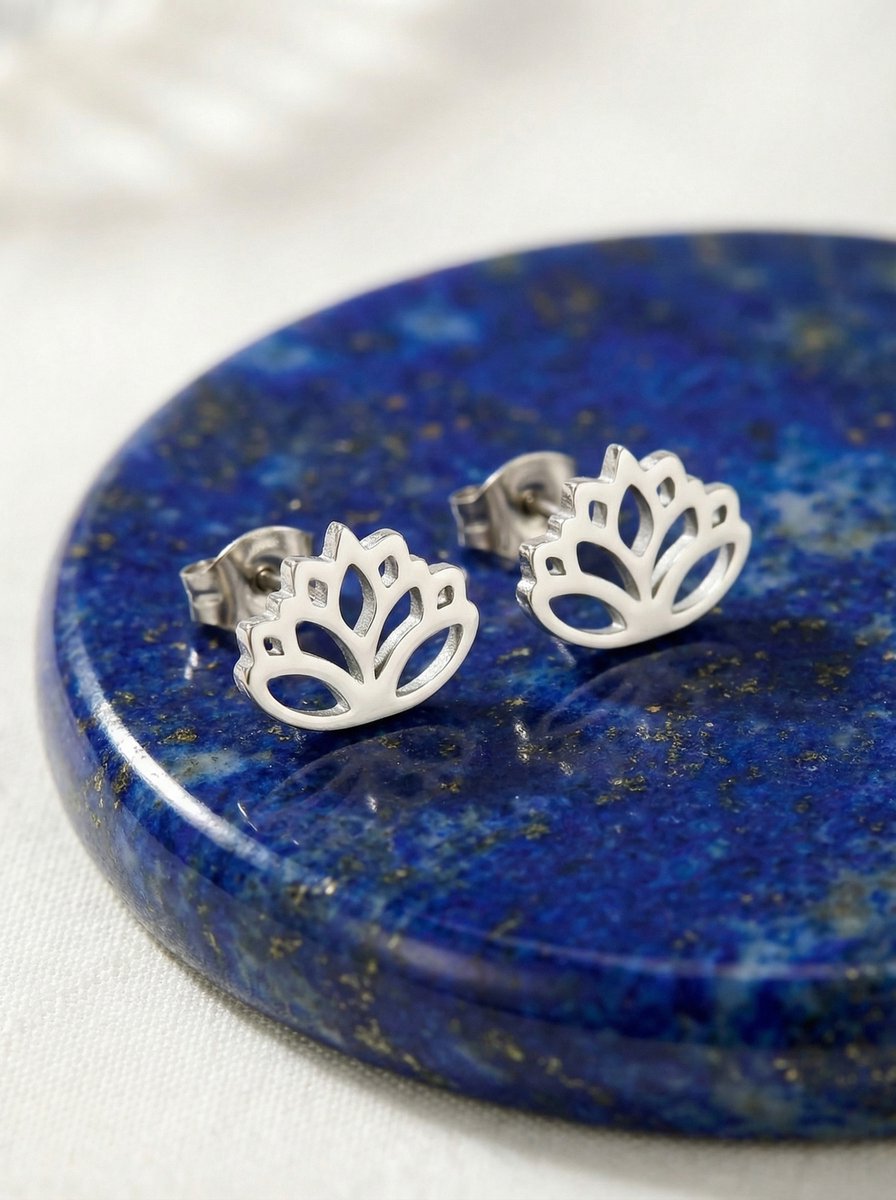 Lundholm Oline lotus oorknopjes zilver — betekenisvol stainless steel oorknopjes