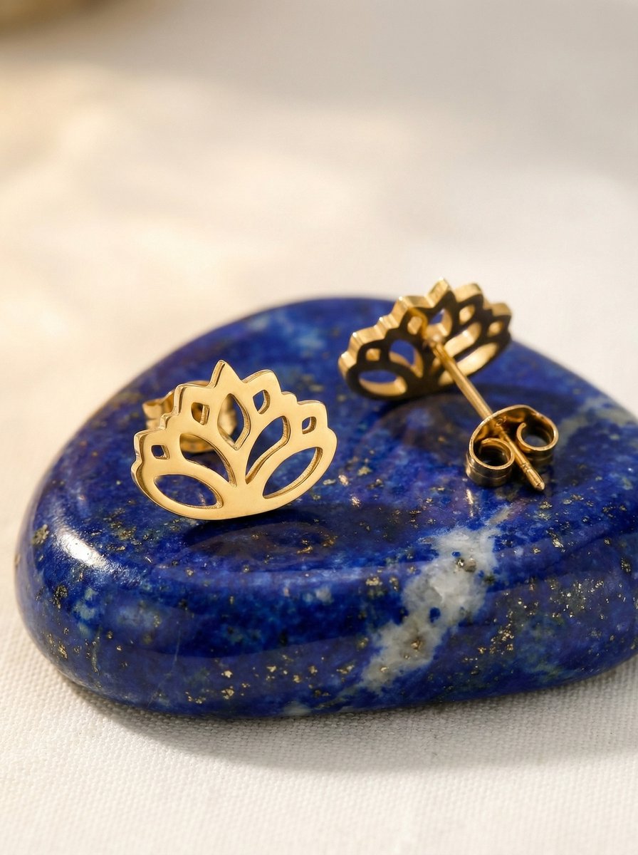 Lundholm Oline lotus oorknopjes goud — stainless steel symboliek studs damessieraad