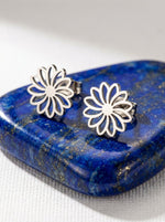 Lundholm Aya bloem oorknopjes zilver — verfijnde bloem oorknopjes Scandinavisch design