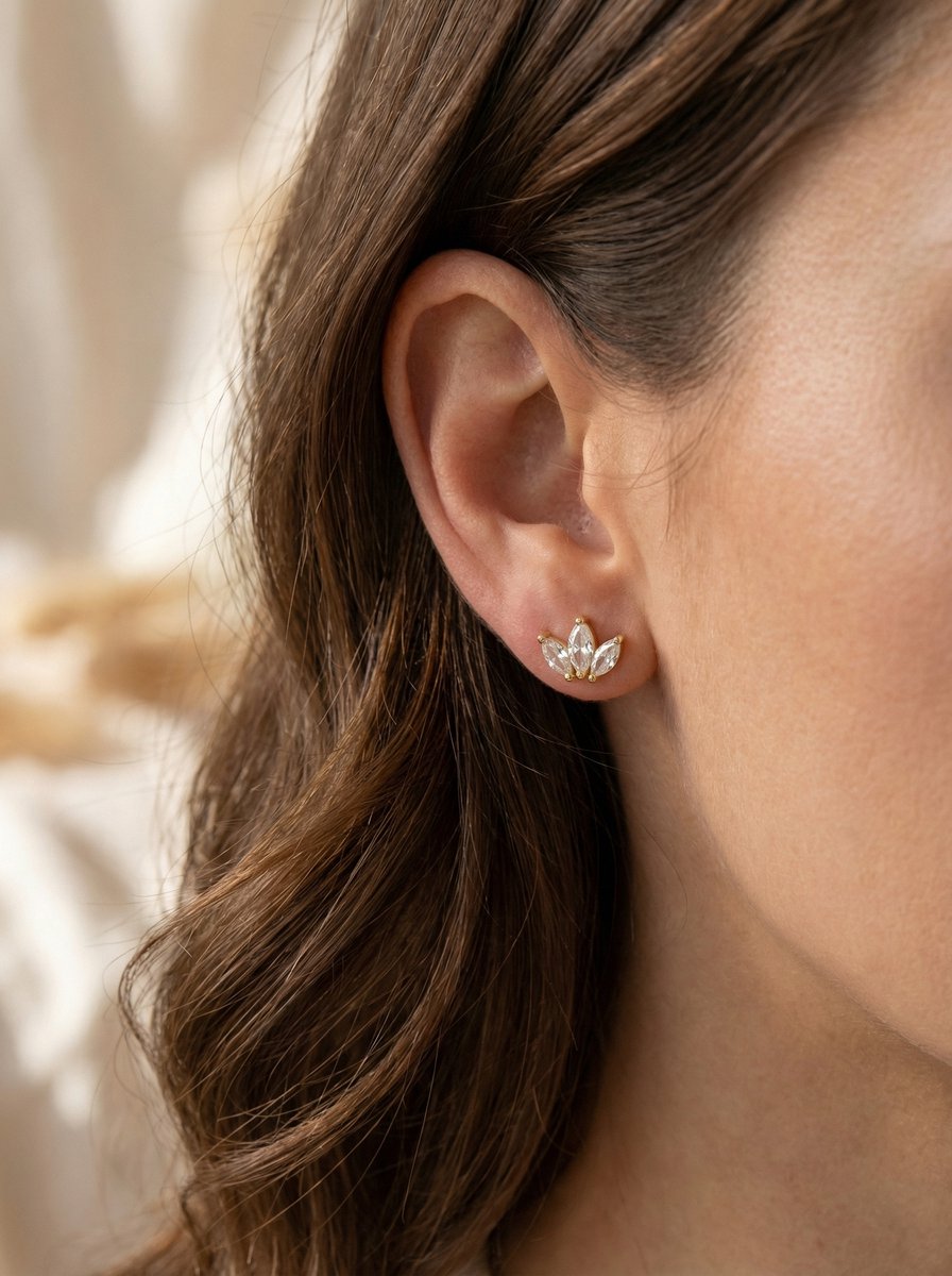 Lundholm Elara – Lotus Zirkonia Oorknopjes – Goudkleurig