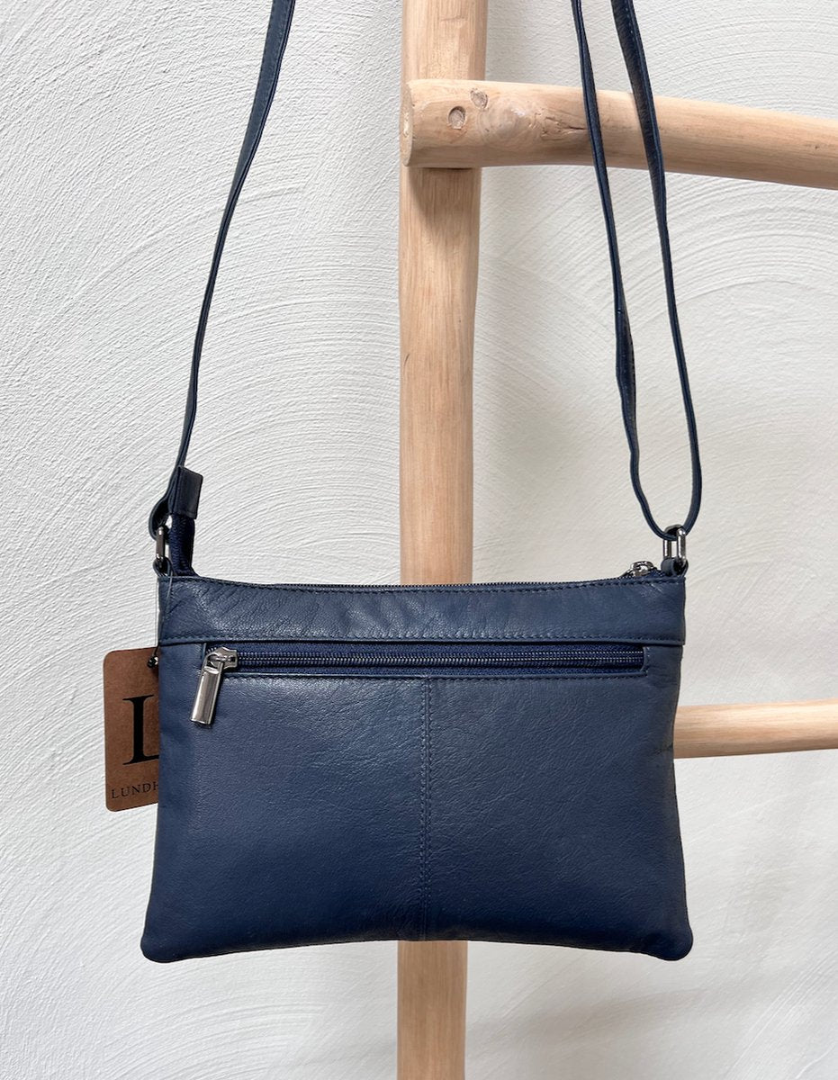 Lundholm Kopenhagen schoudertas donkerblauw leer dames — zijaanzicht detail materiaal