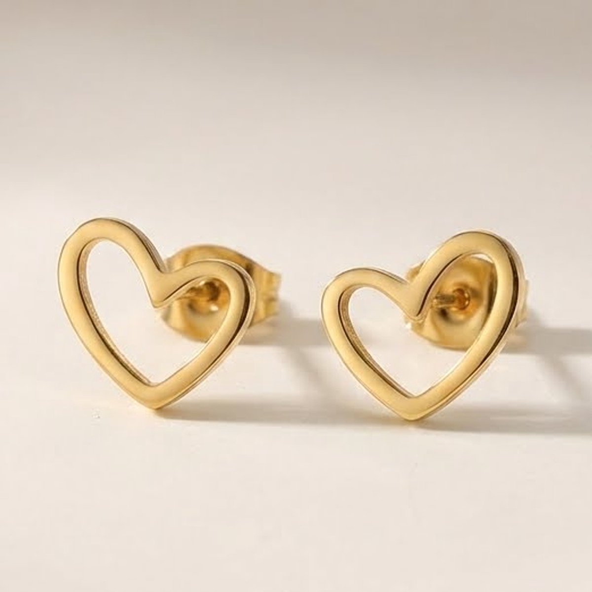 Lundholm Alma oorknopjes dames goudkleurig hartje productfoto - premium stainless steel goud verguld - kleine hartjes 0.9 cm - Alma Serie - Scandinavisch design sieraad cadeau voor vrouw moederdag verjaardag