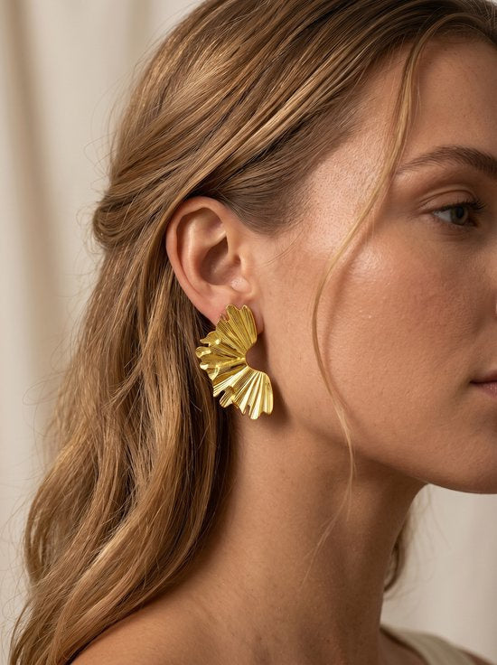 Lundholm Aukje statement oorbellen goud gedragen aan het oor — grote bloem 6 x 3,3 cm