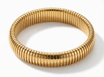 Lundholm Avril armband dames goudkleurig elastische stretch statement bangle - premium stainless steel PVD 2.5 micron gold plated - grote brede armband one size - Avril Serie - Scandinavisch design luxe sieraad cadeau voor vrouw