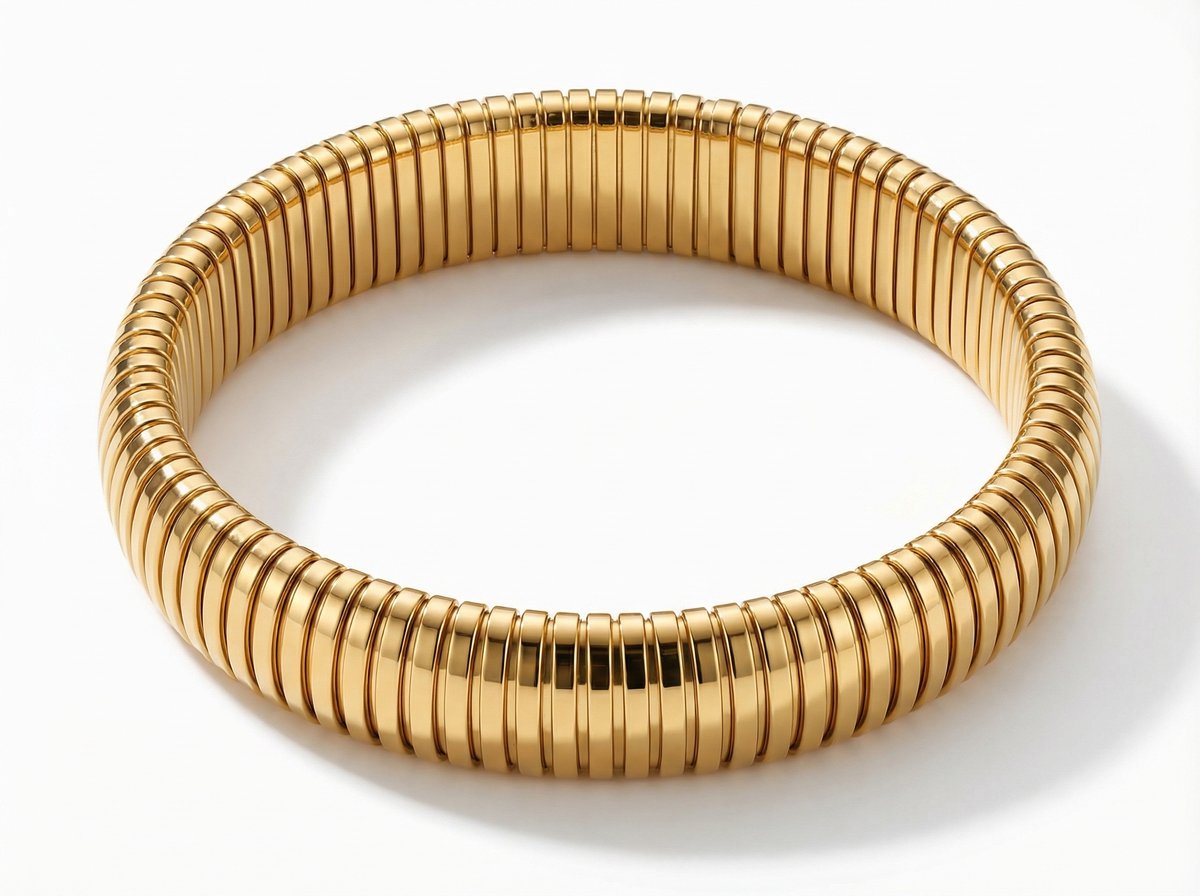 Lundholm Avril armband dames goudkleurig elastische stretch statement bangle - premium stainless steel PVD 2.5 micron gold plated - grote brede armband one size - Avril Serie - Scandinavisch design luxe sieraad cadeau voor vrouw