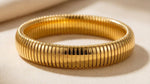 Lundholm Avril Serie elastische stretch statement bangle armband dames goudkleurig close-up productfoto details ribbel structuur - waterproof gold plated PVD 2.5 micron premium stainless steel sieraden cadeau vrouw moederdag verjaardag Scandinavisch Design