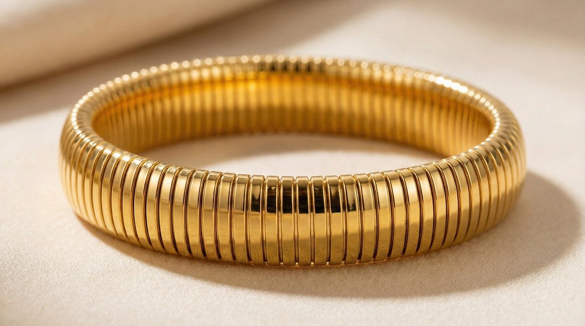 Lundholm Avril Serie elastische stretch statement bangle armband dames goudkleurig close-up productfoto details ribbel structuur - waterproof gold plated PVD 2.5 micron premium stainless steel sieraden cadeau vrouw moederdag verjaardag Scandinavisch Design